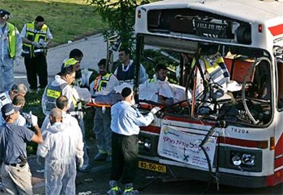 Los equipos de rescate sacan los cadáveres del autobús en el que se ha inmolado un terrorista.