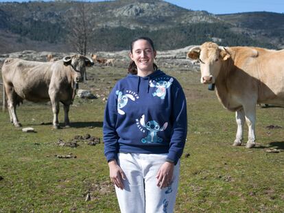 La ganadera Laura Martínez, de 31 años, el viernes en Bustarviejo, en la sierra norte de la Comunidad de Madrid.