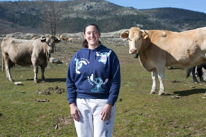 La ganadera Laura Martínez, de 31 años, el viernes en Bustarviejo, en la sierra norte de la Comunidad de Madrid.