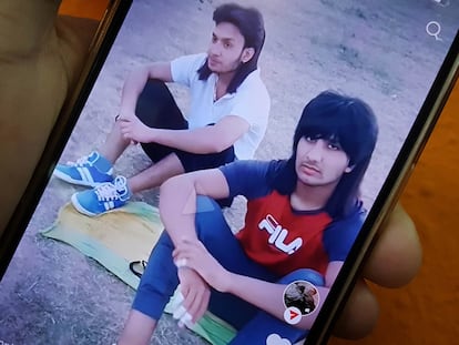 El peluquero de los hermanos detenidos en Pakistán muestra una foto de ambos: Shehryar Abbas (derecha) y Asfandyar Abbas.