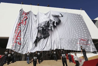 Instalación de una lona en la 66ª edición del festival con el beso de Newman y Woodward en 'Samantha'.