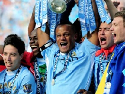 Vincent Kompany levanta el trofeo.