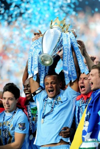 Vincent Kompany levanta el trofeo.