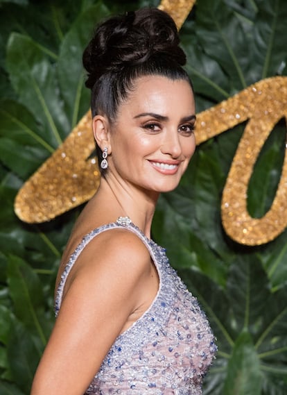 Penélope Cruz, con moño alto en la alfombra roja de los British Fashion Awards.