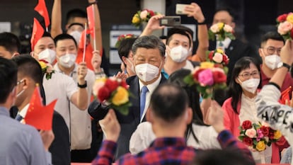 El presidente chino, Xi Jinping, saluda a su llegada a la estación de tren West Kowloon de Hong Kong, este jueves.