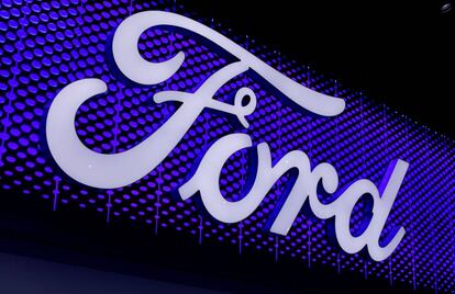 Un logo de Ford, en Los Ángeles.