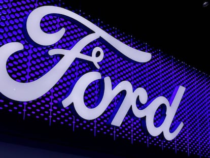 Un logo de Ford, en Los &Aacute;ngeles.