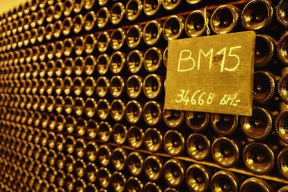 34.668 botellas de la variedad Brut Millesimé reposan en una de las salas de la bodega de Louis Roederer.