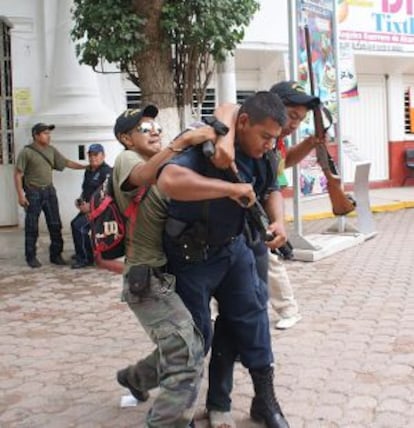 Los comunitarios desarman a la policía de Tixtla, en Guerrero.