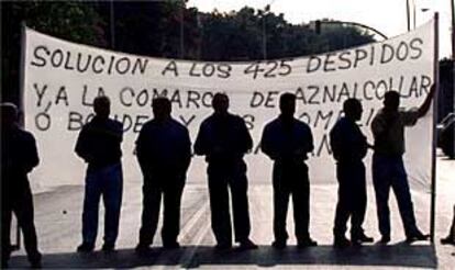 Trabajadores de Boliden, durante la concentración de ayer en demanda de soluciones por el cierre de la mina.