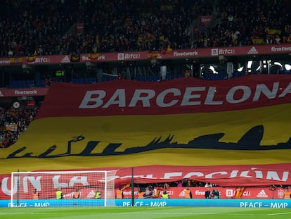 Bandera de España de 50 metros que exhibió la afición antes del encuentro.