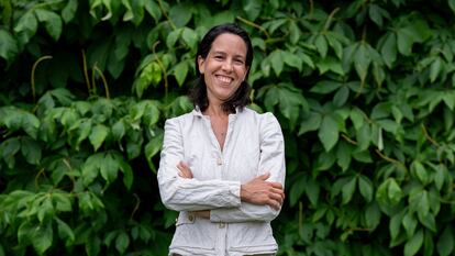 La historiadora Jimena Canales en el cementerio Mount Auburn en Cambridge (EE UU), el pasado 21 de junio.