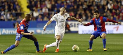 Pepe controla la pelota ante dos jugadores del Levante.