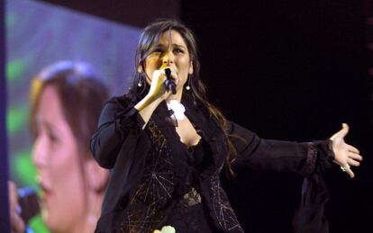 La representante española en el Festival de Eurovisión, Rosa, durante su actuación en la 47ª edición del Festival de Eurovisión que se celebró en el pabellón Saku Suurhall de Tallin, Estonia en 2002.