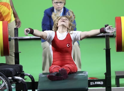 La reacción de la turca Nazmiye Muratli en la final de halterofilia femenina.