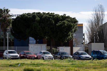 Un aparcamiento de coches en polígono industrial de Mas Blau, en El Prat de Llobregat, Barcelona