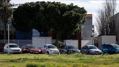 Un aparcamiento de coches en polígono industrial de Mas Blau, en El Prat de Llobregat, Barcelona, en una imagen de archivo.