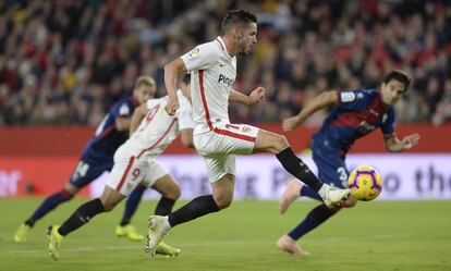 Sarabia controla el balón antes de hacer el segundo gol al Huesca. 