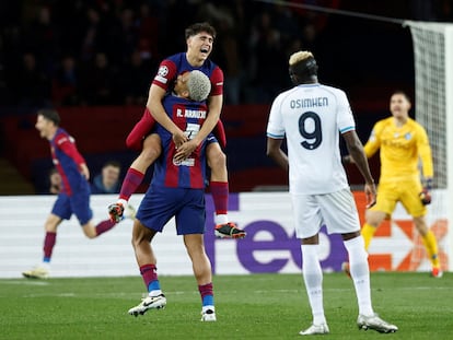 Pau Cubarsí y Ronald Araujo celebran el gol de Lewandowski.