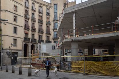 L’obra del centre cívic dels carrers dels Mestres Casals i Martorell.  
