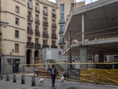 L’obra del centre cívic dels carrers dels Mestres Casals i Martorell.  