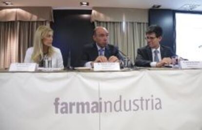 El nuevo presidente de Farmaindustria, Antoni Esteve, en el centro flanqueado por la presidenta saliente, Elvira Sanz y el director general, Humberto Arn&eacute;s