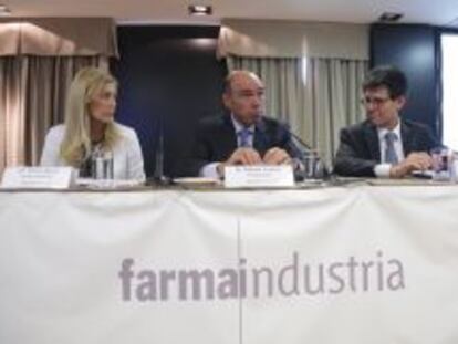 El nuevo presidente de Farmaindustria, Antoni Esteve, en el centro flanqueado por la presidenta saliente, Elvira Sanz y el director general, Humberto Arn&eacute;s