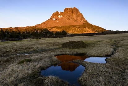 Las últimas luces del día iluminan el monte Jerusalén, en la isla australiana de Tasmania.