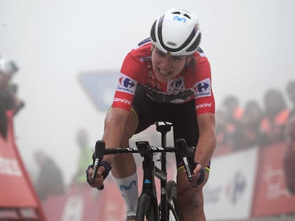 Annemiek van Vleuten, del Movistar, cruza la línea de meta en los Lagos de Covadonga.