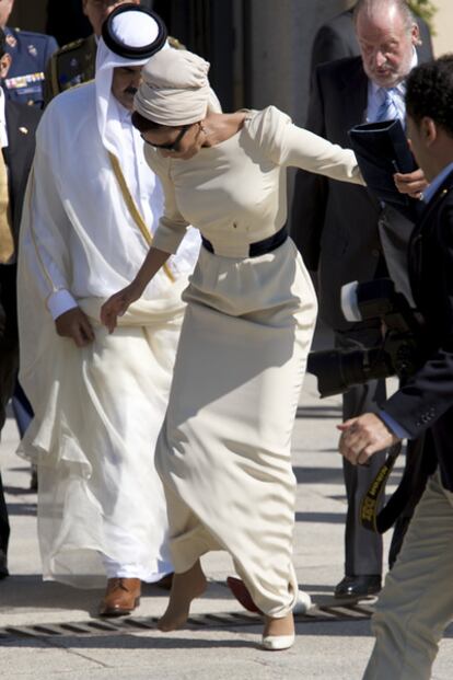 Durante la despedida de los reyes de España, la jequesa de Catar ha perdido uno de sus zapatos.