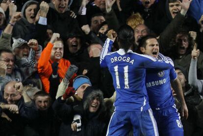 Lampard celebra con Drogba el gol de la victoria del Chelsea.