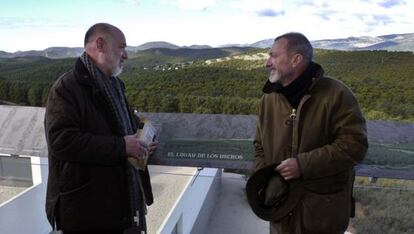 Juan Eslava Galán y Arturo Pérez Reverte, en Santa Elena (Jaén).