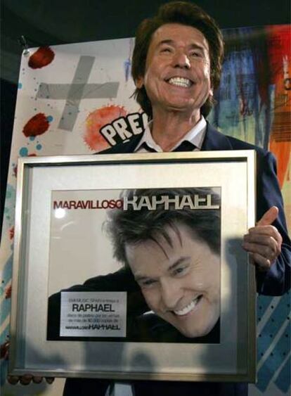 El cantante Raphael posa con el disco de platino que recibió en 2006