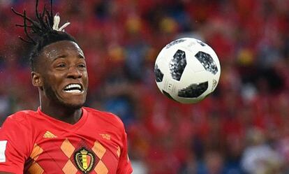 Atacante belga levou uma bolada ao comemorar o gol diante da Inglaterra.