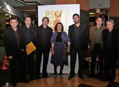 Diego Gómez, segundo por la derecha, con los galardonados con los premios Escola Valenciana.