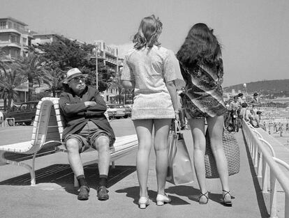 Mujeres con minifaldas paseando por Niza en los 60.