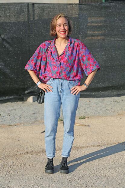 Elena, fan de Beak, lleva un conjunto vintage y zapatos de Pull & Bear.