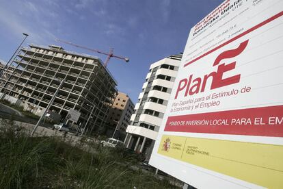 Un cartel del Plan <b>E</b> <b>informa de unas obras de urbanización</b> <b>en el barrio donostiarra de Riberas de Loiola.</b>