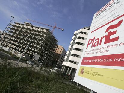 Un cartel del Plan <b>E</b> <b>informa de unas obras de urbanización</b> <b>en el barrio donostiarra de Riberas de Loiola.</b>