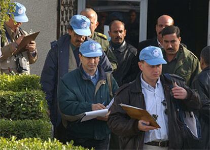 Los inspectores de la ONU, en una de las nueve visitas que han realizado hoy, a 10 kilómetros de Bagdad.