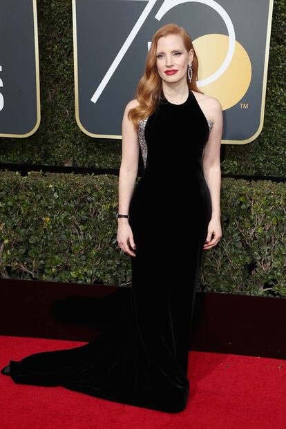 Jessica Chastain, nominada a mejor actriz por Molly's Game, es una de las caras más activistas de Hollywood por los derechos de las mujeres. Tras posar hace unos días con la camiseta de Time's Up, acertó en los Globos de Oro con un sencillo vestido negro de Armani Privé.