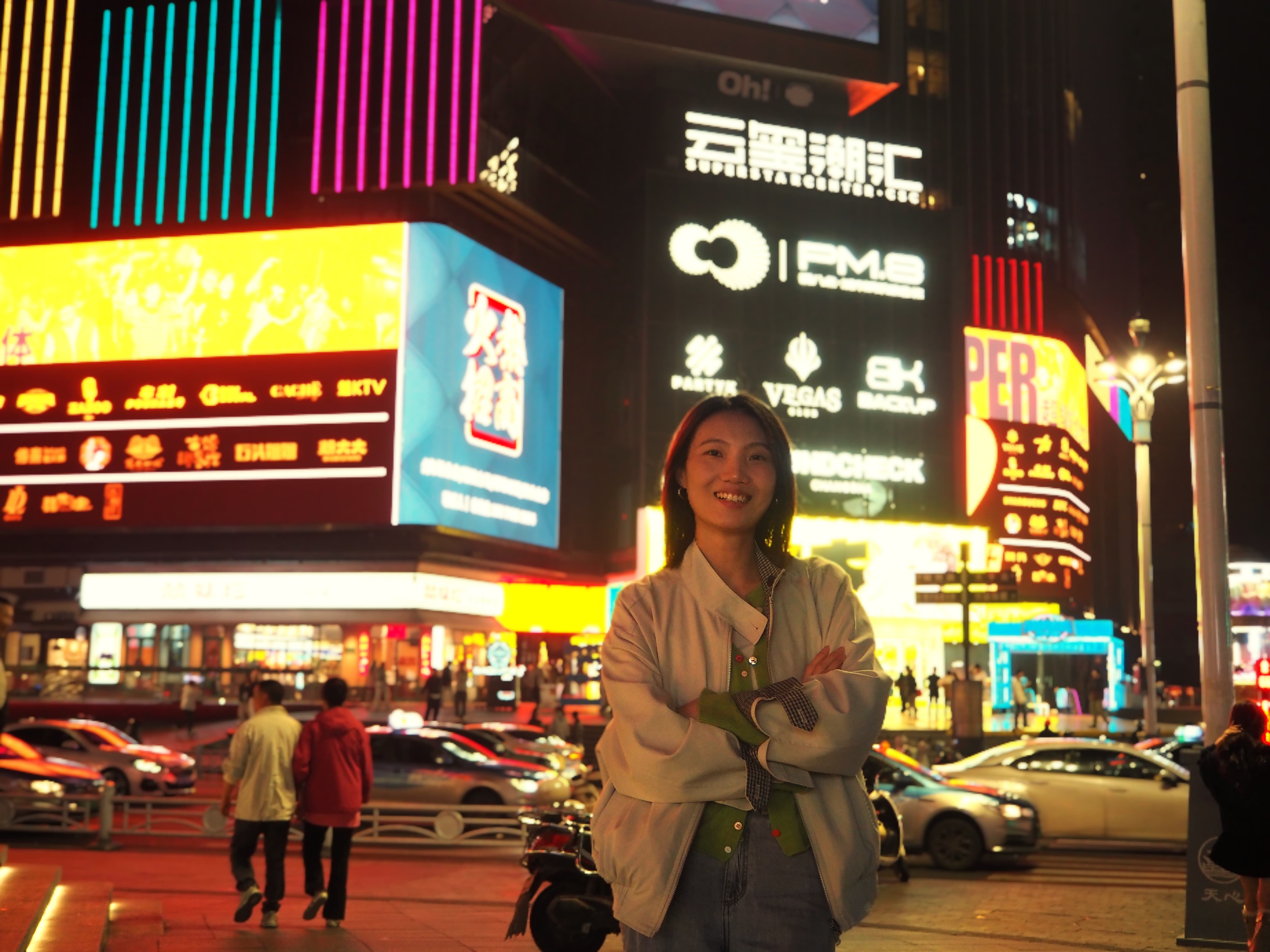 Xiaoxiao posa en la calle Jiefang oeste, en Changsha, el 4 de noviembre de 2025.