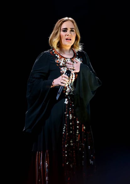 Adele (Tottenham, 1988) vendió 3,38 millones de copias de su último disco y es la única de cantante de la lista de ‘Forbes’ que ha obtenido más de la mitad de sus ganancias anuales (75,39 millones de euros) gracias a la música.