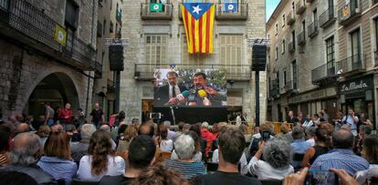 Seguimiento de la comparecencia de Puigdemont desde la Plaça del VI de Girona.