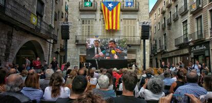 Seguimiento de la comparecencia de Puigdemont desde la Pla&ccedil;a del VI de Girona. 