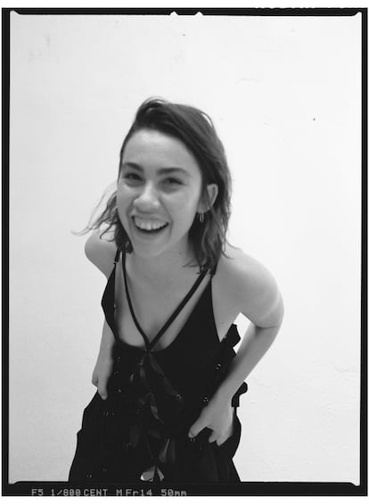 Greta Fernández luce un diseño de Paco Rabanne.