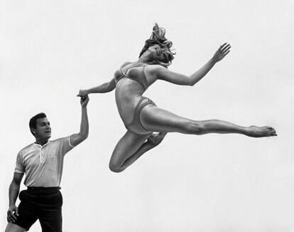 Sharon Tate y Tony Curtis en el rodaje de ‘No hagan olas’.