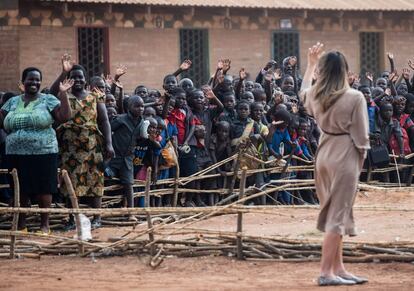 La primera dama de los Estados Unidos, Melania Trump, saluda a los niños de la Escuela Primaria Chipala, en Lilongwe, durante una visita a Malawi, parte de un viaje de una semana al continente africano, el 4 de octubre de 2018.