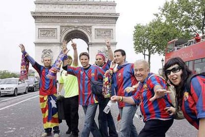 Seguidores del Barcelona calientan motores antes del partido en las inmediaciones del Arco del Triunfo parisino.