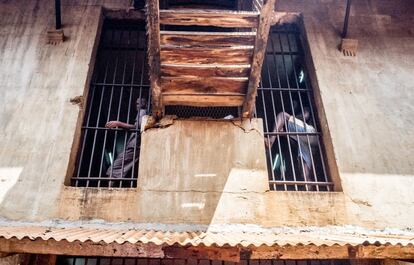 Dos jóvenes muestran sus piernas en uno de los bloques donde se encuentran los dormitorios. 